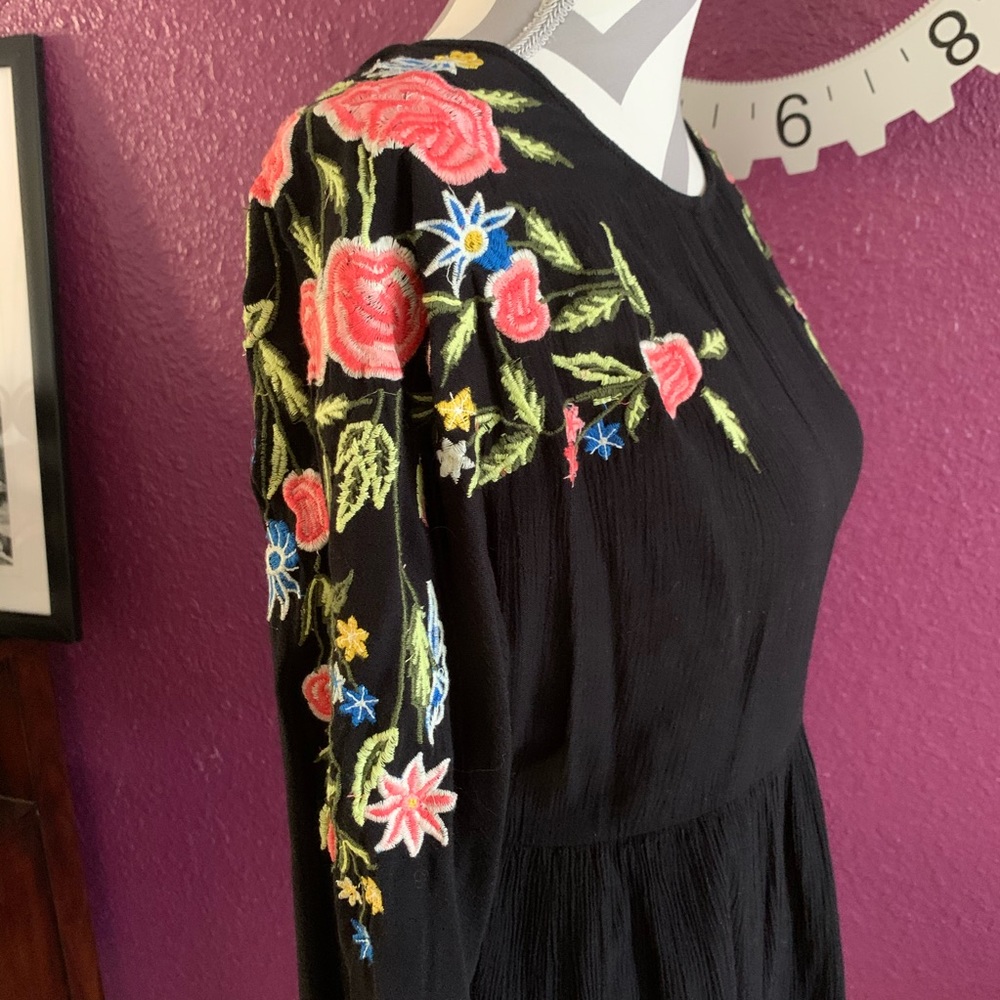 Beautiful Embroidered Floral DRESS - Picture 2 of 6